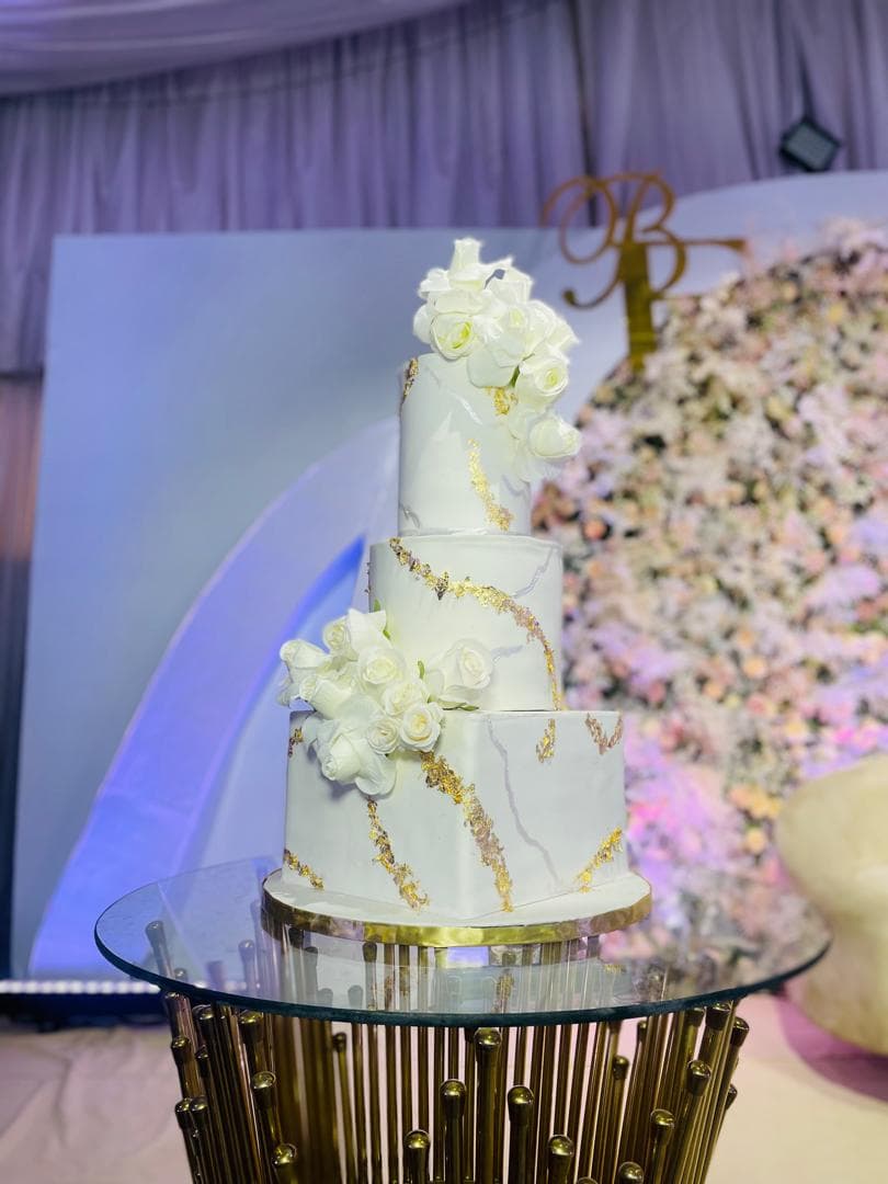 Majestic White & Gold Cake